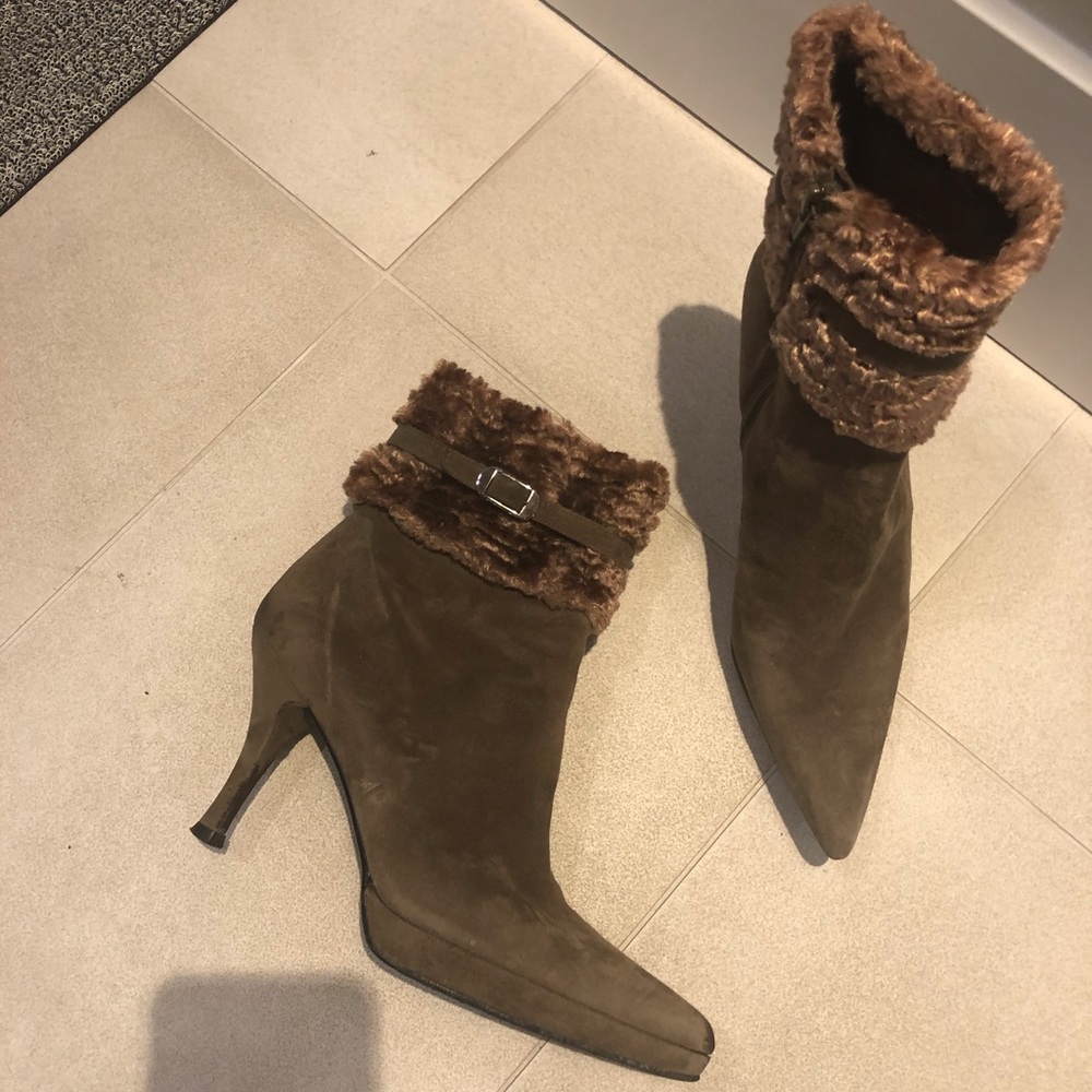 Stuart Weizmann taupe suede platform sheepskin top